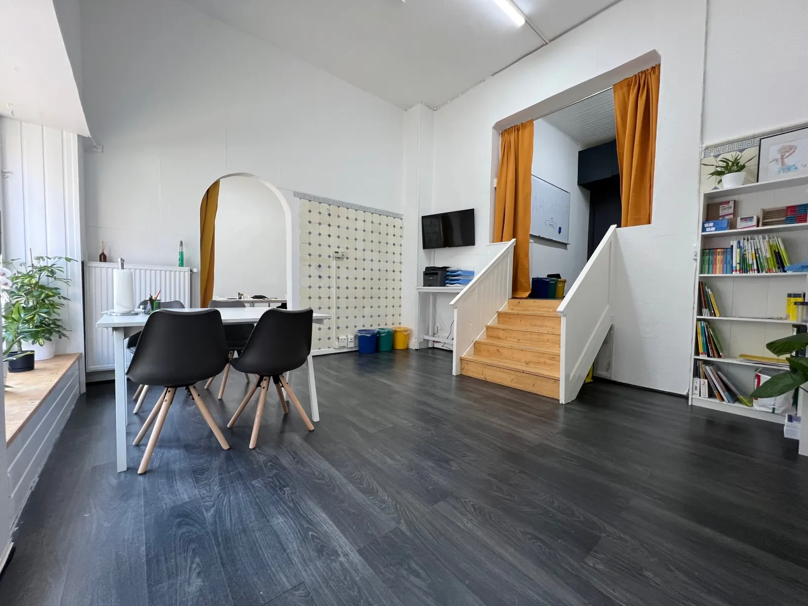 Standort Vahrenwald-List – heller Lernraum mit Arbeitsplätzen, Whiteboard und Lernmaterial in der Voßstraße