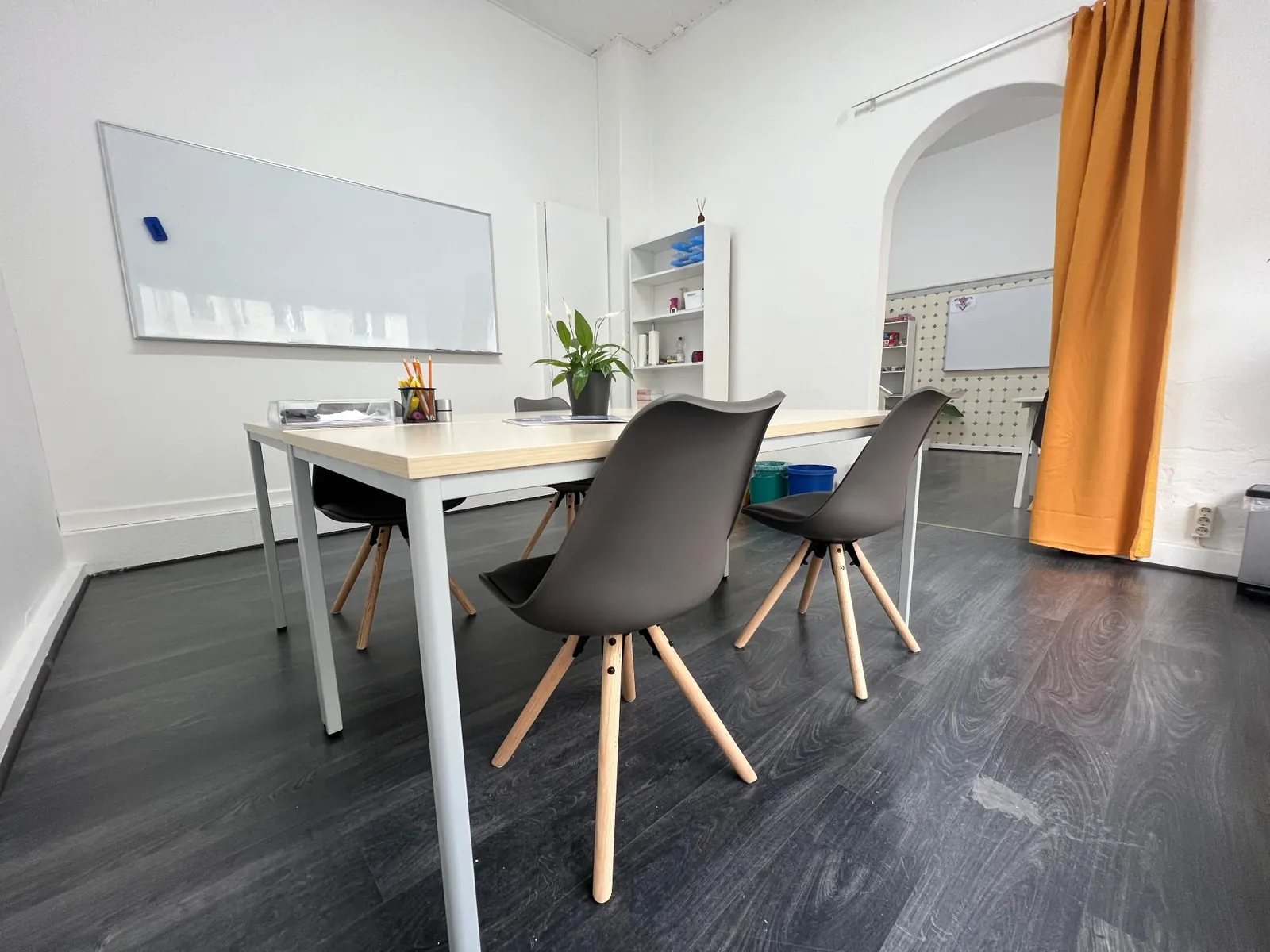 Heller Lernraum im Standort Vahrenwald-List mit Whiteboard und Gruppentisch